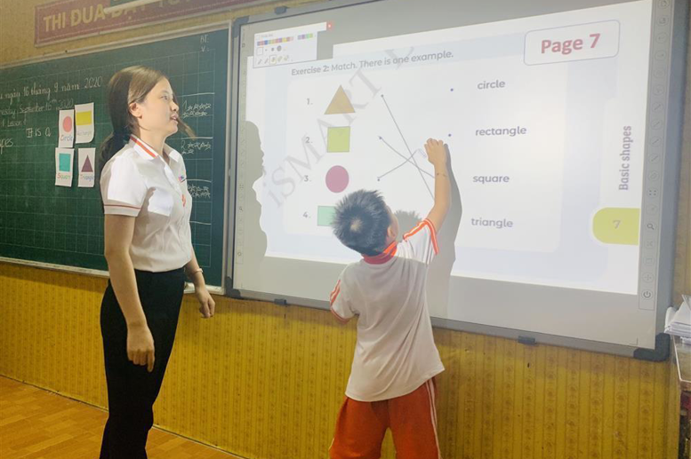 Học sinh sử dụng bảng tương tác trong giờ học Toán