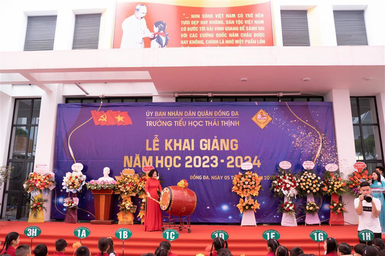 Cô Hiệu trưởng đánh trống khai trường